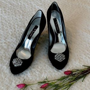 Like new!! Nina Black Dress Heels